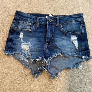 Distressed dark wash short shorts!